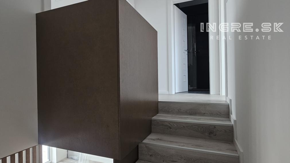 INGRE.SK I NOVOSTAVBA PREDAJ RODINNÉ DOMY S BYTMI PARKING ZÁHRADA obec ROVINKA