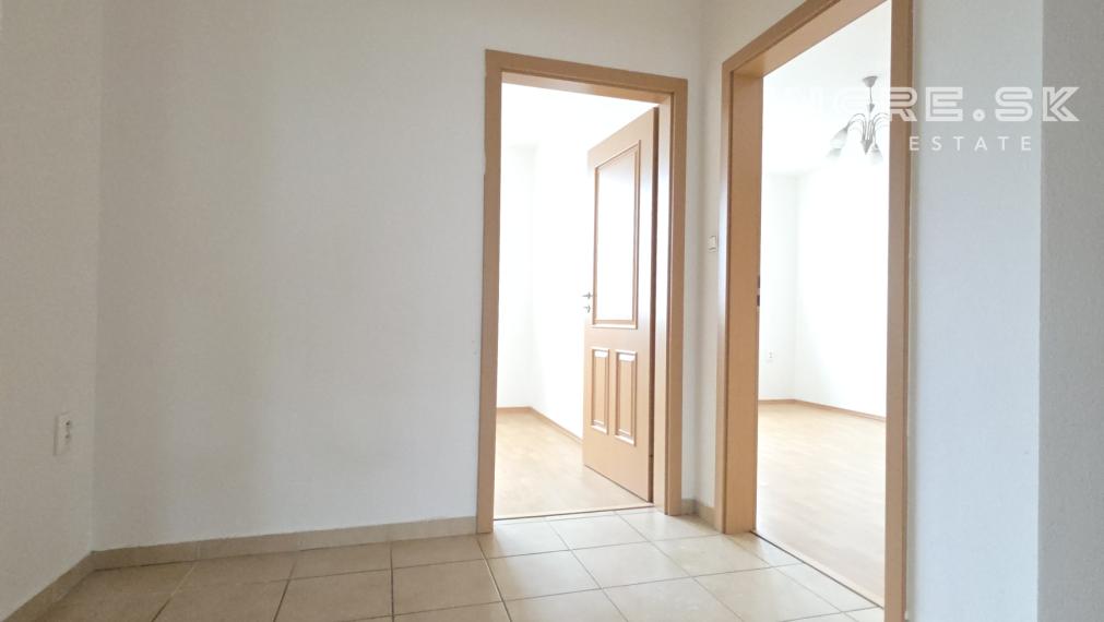 PREDAJ VEĽKÝ 3 IZBOVÝ BYT S LOGGIOU BRATISLAVA VRAKUŇA Píniová ulica