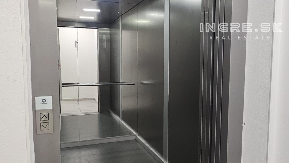 NA PREDAJ 2 IZBOVÝ BYT S PARKOVANÍM BRATISLAVA NOVÉ MESTO, Nobelova ulica