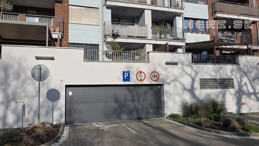 TOP LOKALITA BRATISLAVA KRAMÁRE 2 IZBOVÝ BYT S TERASOU BALKÓNOM A PARKOVANÍM