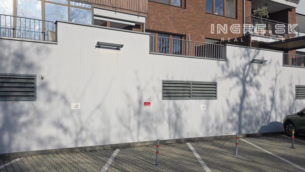 TOP LOKALITA BRATISLAVA KRAMÁRE 2 IZBOVÝ BYT S TERASOU BALKÓNOM A PARKOVANÍM