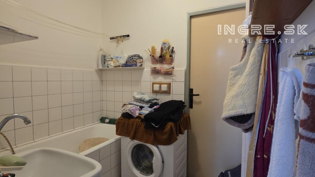 PÔVODNÝ STAV 3 IZBOVÝ BYT BALKÓN + LOGGIA BRATISLAVA RUŽINOV ŠALVIOVÁ ul. TRÁVNIKY