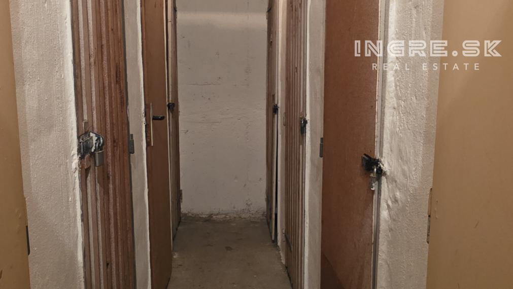 PÔVODNÝ STAV 3 IZBOVÝ BYT BALKÓN + LOGGIA BRATISLAVA RUŽINOV ŠALVIOVÁ ul. TRÁVNIKY