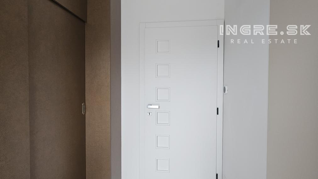 BYTY V ROVINKE - POSLEDNÝ VOĽNÝ BYT S PARKOVANÍM A ZÁHRADOU