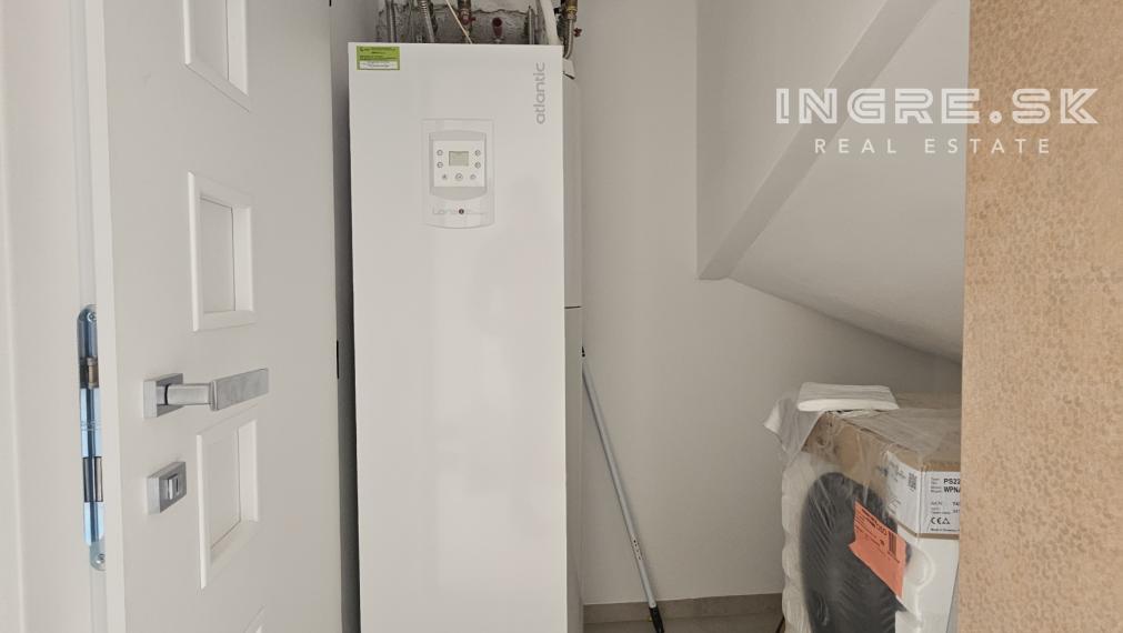 BYTY V ROVINKE - POSLEDNÝ VOĽNÝ BYT S PARKOVANÍM A ZÁHRADOU