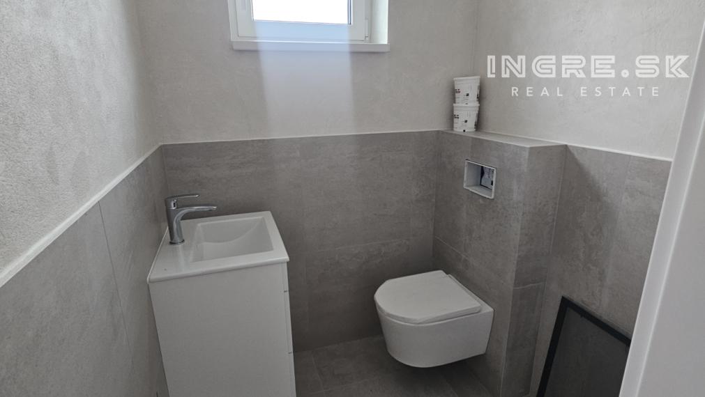 BYTY V ROVINKE - POSLEDNÝ VOĽNÝ BYT S PARKOVANÍM A ZÁHRADOU