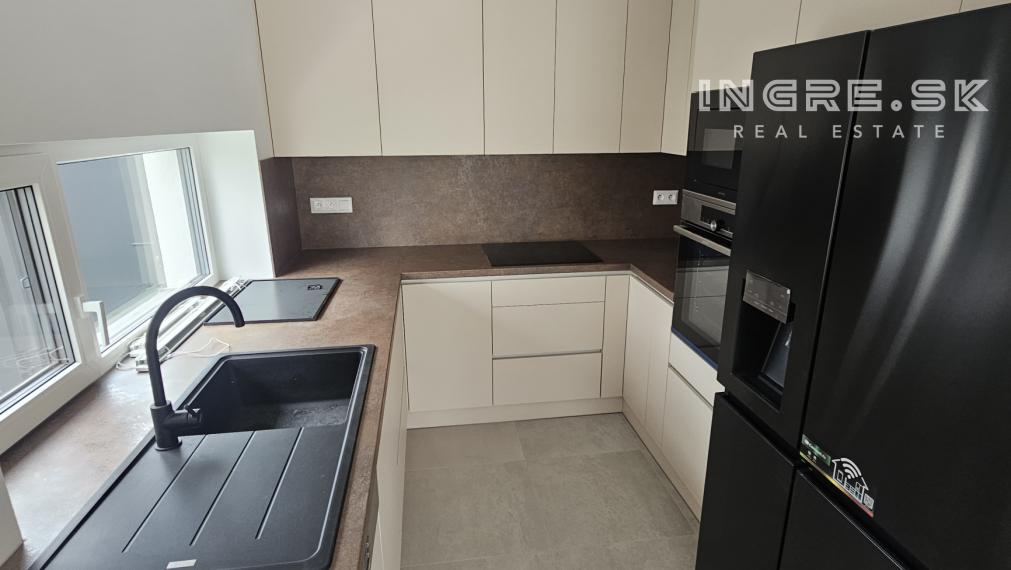 BYTY V ROVINKE - POSLEDNÝ VOĽNÝ BYT S PARKOVANÍM A ZÁHRADOU