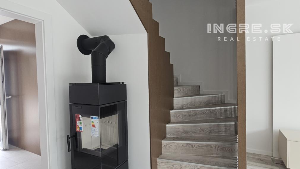 BYTY V ROVINKE - POSLEDNÝ VOĽNÝ BYT S PARKOVANÍM A ZÁHRADOU