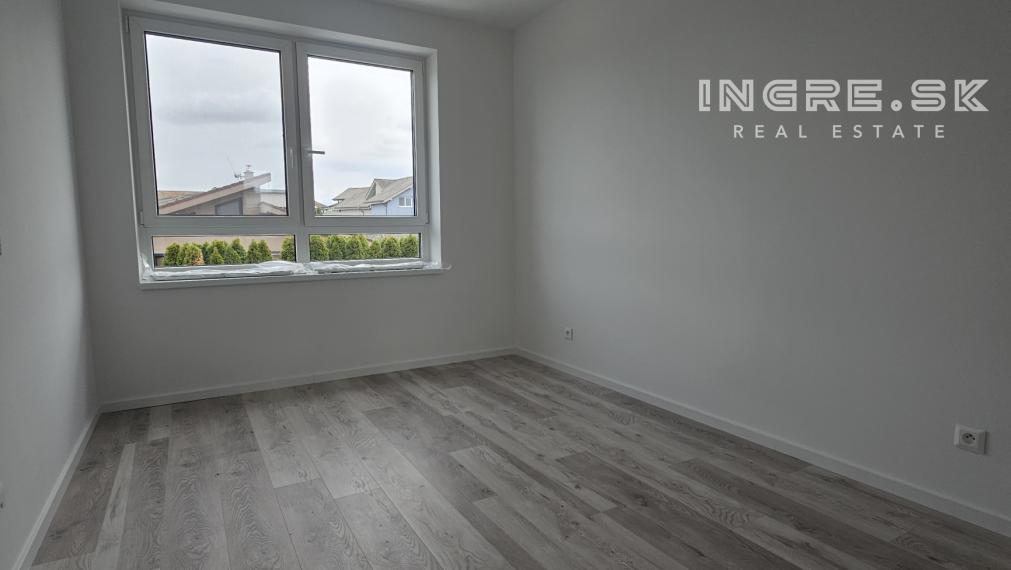 BYTY V ROVINKE - POSLEDNÝ VOĽNÝ BYT S PARKOVANÍM A ZÁHRADOU
