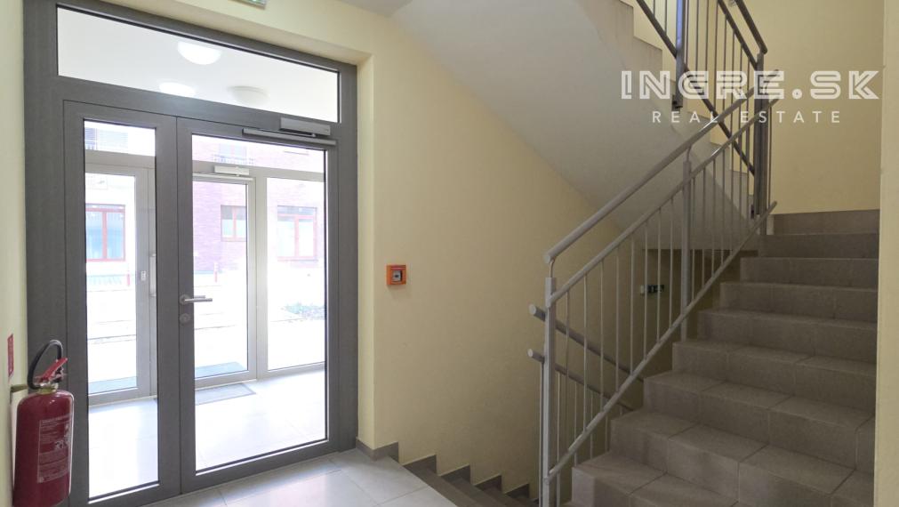 VÝBORNÁ PONUKA - ZAUJÍMAVÁ LOKALITA - 2 IZBOVÝ BYT S VEĽKOU TERASOU A PARKOVANÍM BRATISLAVA KRAMÁRE