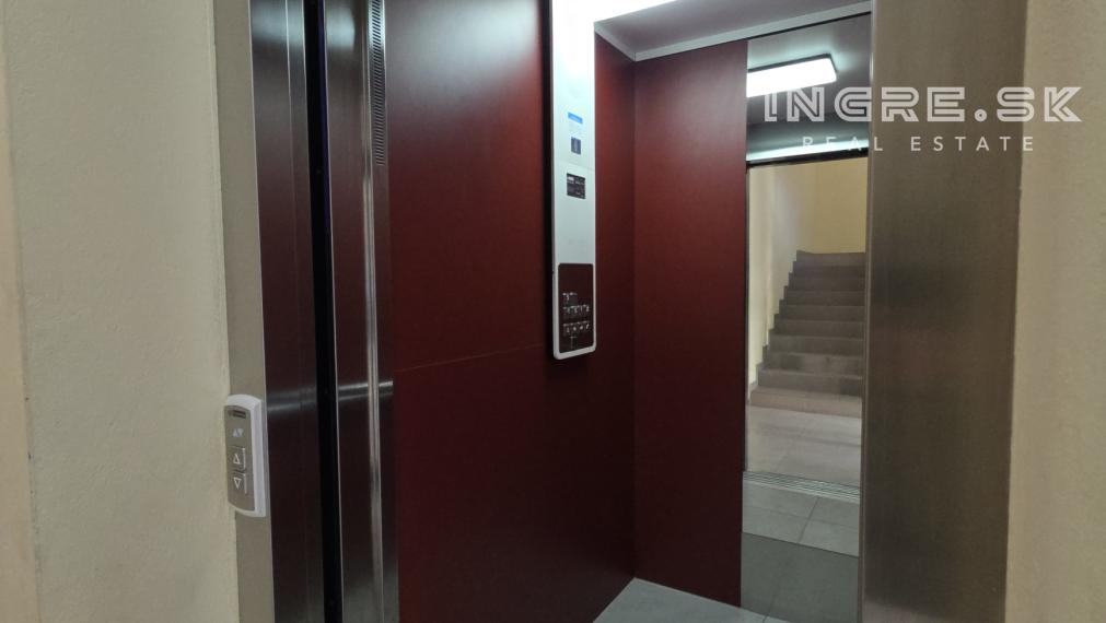 VÝBORNÁ PONUKA - ZAUJÍMAVÁ LOKALITA - 2 IZBOVÝ BYT S VEĽKOU TERASOU A PARKOVANÍM BRATISLAVA KRAMÁRE