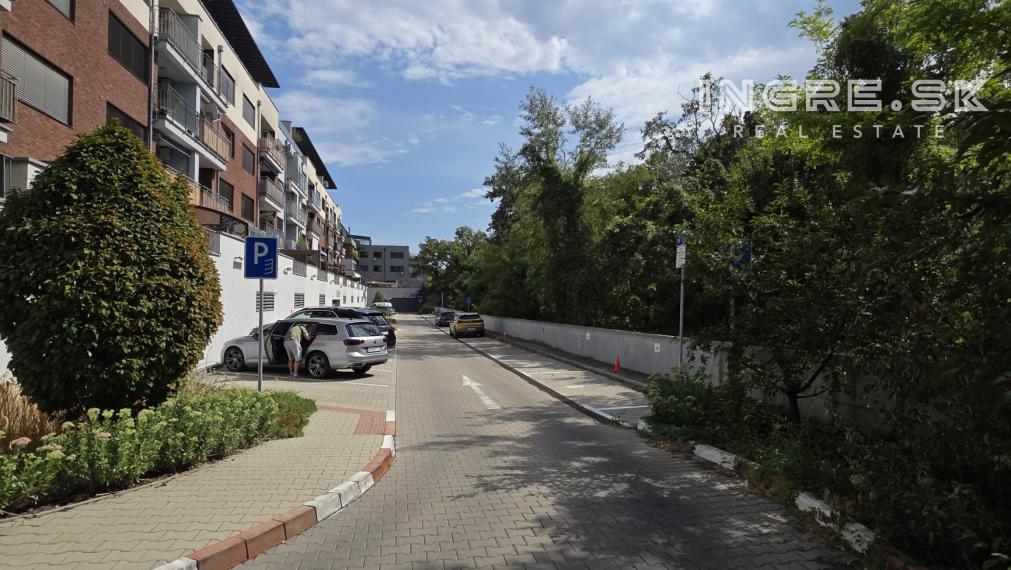 NA PREDAJ PARKOVANIE BRATISLAVA - KRAMÁRE - ĎUMBIERSKA ulica