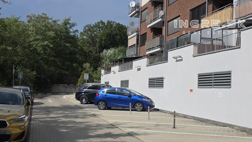 NA PREDAJ PARKOVANIE BRATISLAVA - KRAMÁRE - ĎUMBIERSKA ulica