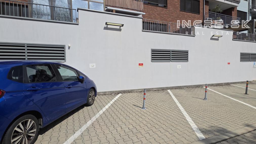 NA PREDAJ PARKOVANIE BRATISLAVA - KRAMÁRE