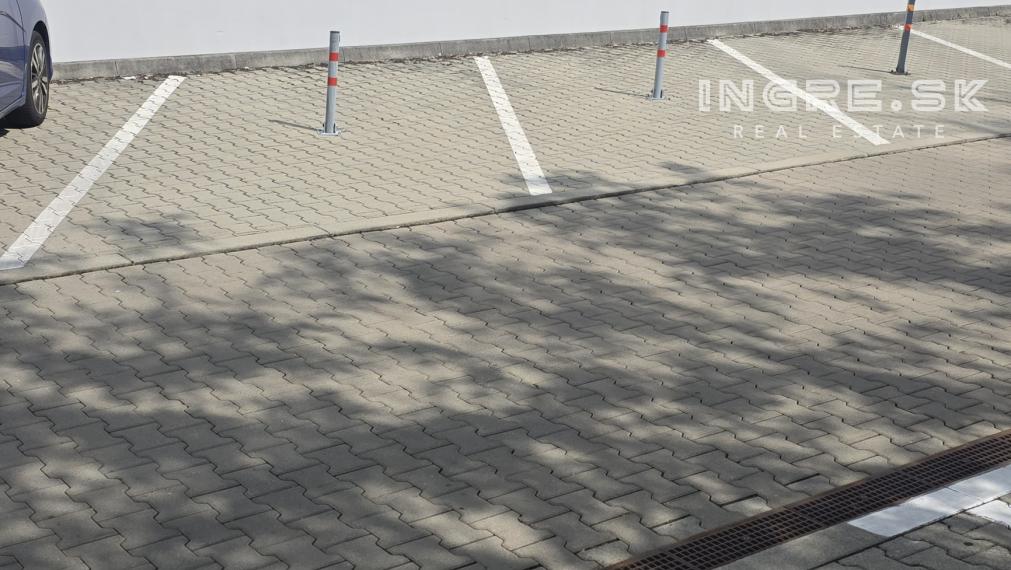 NA PREDAJ PARKOVANIE BRATISLAVA - KRAMÁRE