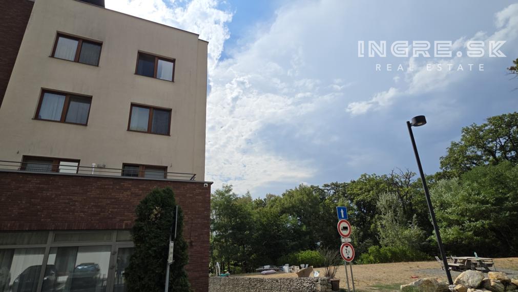 NA PREDAJ PARKOVANIE BRATISLAVA - KRAMÁRE