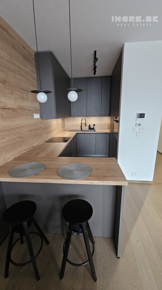 NA PRENÁJOM 2 IZBOVÝ BYT S PARKOVANÍM BRATISLAVA EUROVEA TOWER