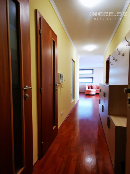 REZERVOVANÉ - VÝBORNÁ LOKALITA 3 IZBOVÝ BYT BRATISLAVA NOVÉ MESTO BAJKALSKÁ - PASIENKY