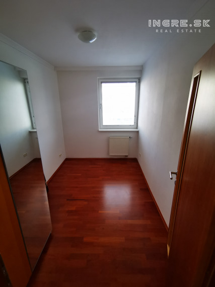 REZERVOVANÉ - VÝBORNÁ LOKALITA 3 IZBOVÝ BYT BRATISLAVA NOVÉ MESTO BAJKALSKÁ - PASIENKY