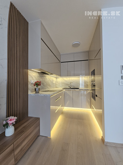 NA PRENÁJOM 2 IZBOVÝ BYT S PARKOVANÍM BRATISLAVA EUROVEA II