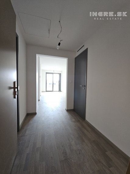 NOVOSTAVBA - METROPOLIS - NA PREDAJ 1,5 IZBOVÝ BYT S PARKOVANÍM BRATISLAVA STARÉ MESTO