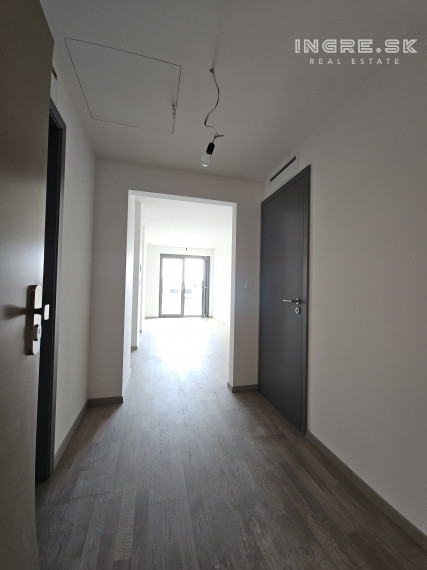 NOVOSTAVBA - METROPOLIS - NA PREDAJ 1,5 IZBOVÝ BYT S PARKOVANÍM BRATISLAVA STARÉ MESTO