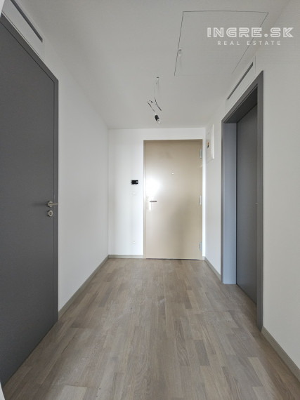 NOVOSTAVBA - METROPOLIS - NA PREDAJ 1,5 IZBOVÝ BYT S PARKOVANÍM BRATISLAVA STARÉ MESTO