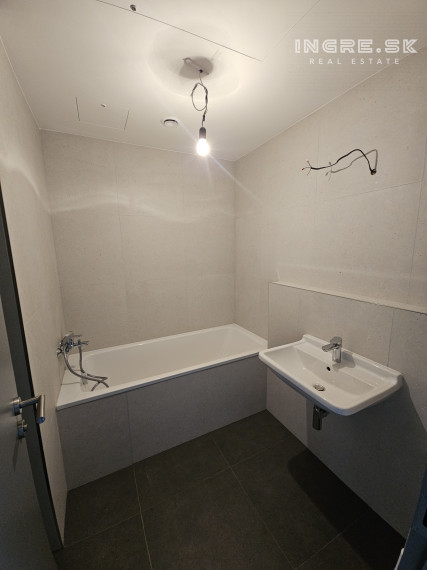 NOVOSTAVBA - METROPOLIS - NA PREDAJ 1,5 IZBOVÝ BYT S PARKOVANÍM BRATISLAVA STARÉ MESTO