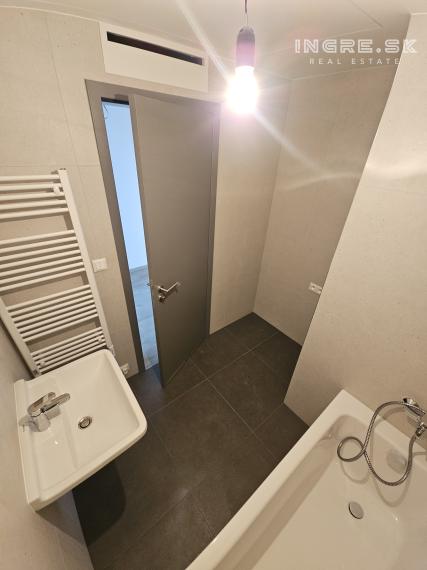 NOVOSTAVBA - METROPOLIS - NA PREDAJ 1,5 IZBOVÝ BYT S PARKOVANÍM BRATISLAVA STARÉ MESTO