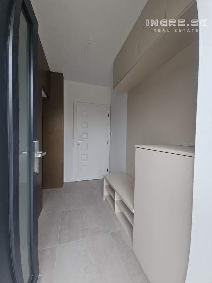 POSLEDNÝ VOĽNÝ BYT - NOVOSTAVBA 4 IZBOVÉ BYTY S PARKOVANÍM A ZÁHRADOU SKOLAUDOVANÉ