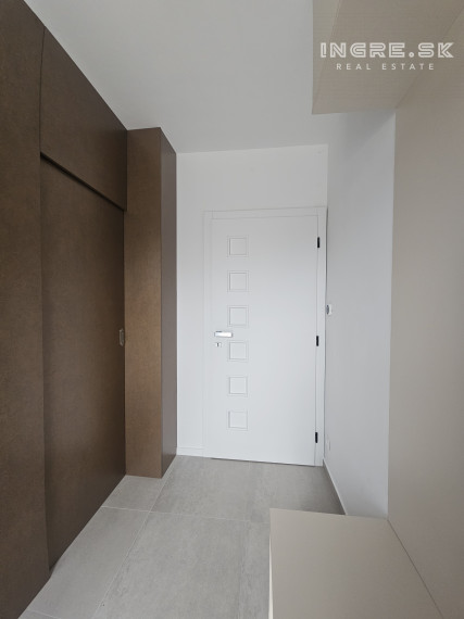 POSLEDNÝ VOĽNÝ BYT - NOVOSTAVBA 4 IZBOVÉ BYTY S PARKOVANÍM A ZÁHRADOU SKOLAUDOVANÉ