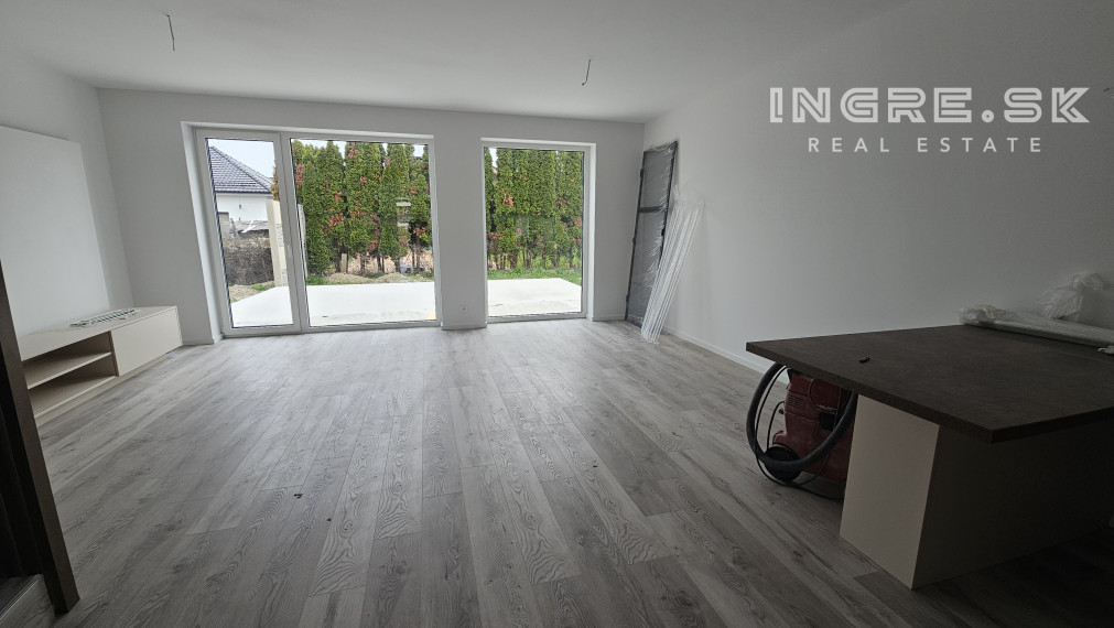 POSLEDNÝ VOĽNÝ BYT - NOVOSTAVBA 4 IZBOVÉ BYTY S PARKOVANÍM A ZÁHRADOU SKOLAUDOVANÉ