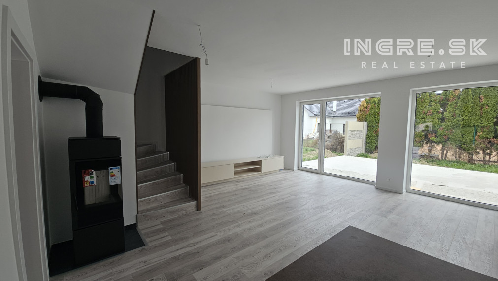 POSLEDNÝ VOĽNÝ BYT - NOVOSTAVBA 4 IZBOVÉ BYTY S PARKOVANÍM A ZÁHRADOU SKOLAUDOVANÉ