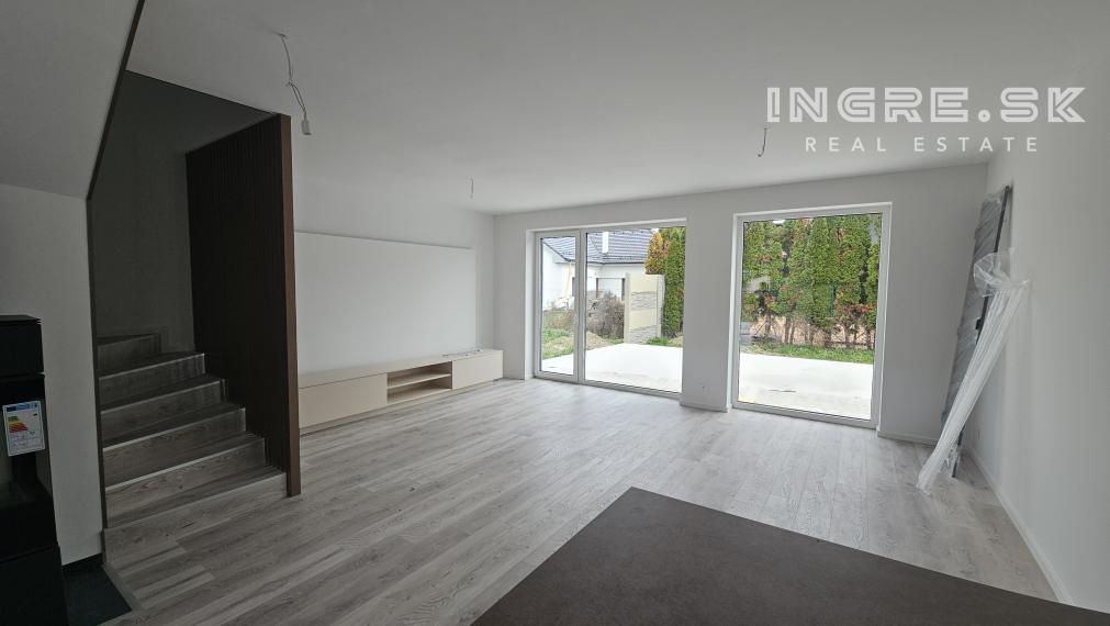 POSLEDNÝ VOĽNÝ BYT - NOVOSTAVBA 4 IZBOVÉ BYTY S PARKOVANÍM A ZÁHRADOU SKOLAUDOVANÉ