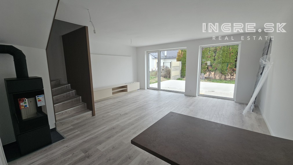 POSLEDNÝ VOĽNÝ BYT - NOVOSTAVBA 4 IZBOVÉ BYTY S PARKOVANÍM A ZÁHRADOU SKOLAUDOVANÉ