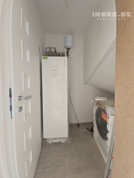 POSLEDNÝ VOĽNÝ BYT - NOVOSTAVBA 4 IZBOVÉ BYTY S PARKOVANÍM A ZÁHRADOU SKOLAUDOVANÉ