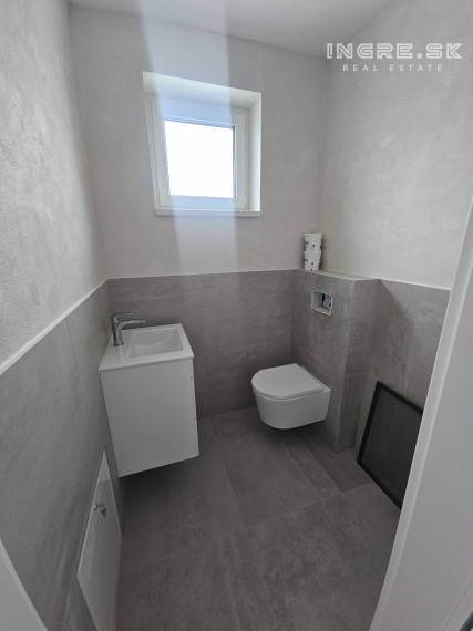 POSLEDNÝ VOĽNÝ BYT - NOVOSTAVBA 4 IZBOVÉ BYTY S PARKOVANÍM A ZÁHRADOU SKOLAUDOVANÉ