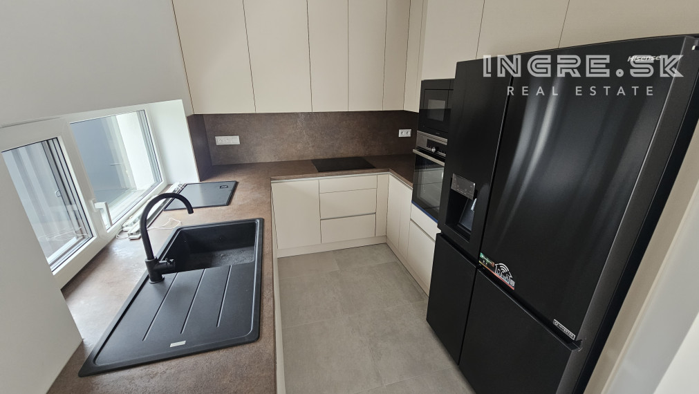 POSLEDNÝ VOĽNÝ BYT - NOVOSTAVBA 4 IZBOVÉ BYTY S PARKOVANÍM A ZÁHRADOU SKOLAUDOVANÉ