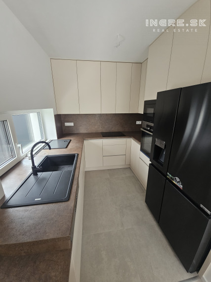 POSLEDNÝ VOĽNÝ BYT - NOVOSTAVBA 4 IZBOVÉ BYTY S PARKOVANÍM A ZÁHRADOU SKOLAUDOVANÉ