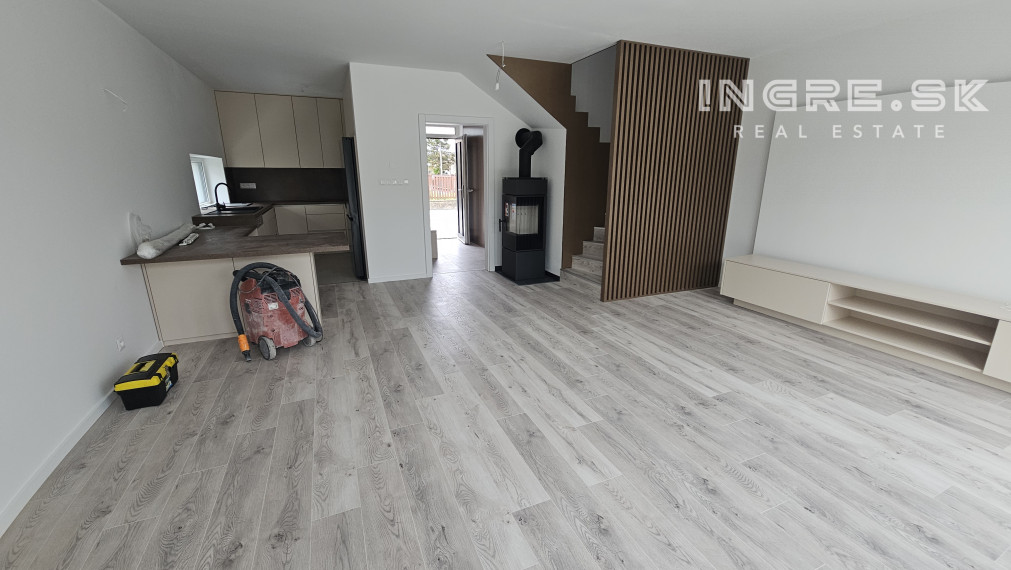 POSLEDNÝ VOĽNÝ BYT - NOVOSTAVBA 4 IZBOVÉ BYTY S PARKOVANÍM A ZÁHRADOU SKOLAUDOVANÉ