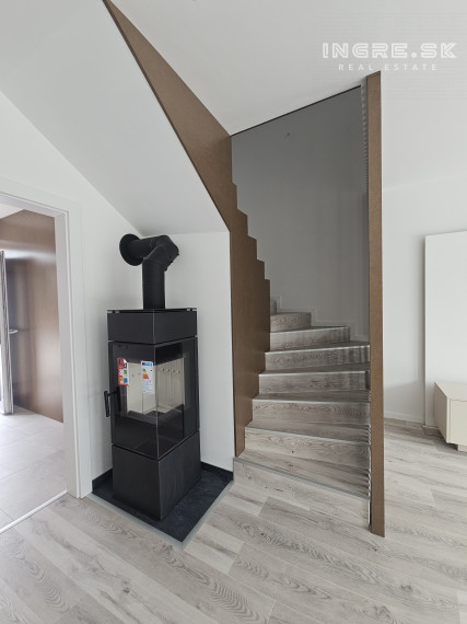 POSLEDNÝ VOĽNÝ BYT - NOVOSTAVBA 4 IZBOVÉ BYTY S PARKOVANÍM A ZÁHRADOU SKOLAUDOVANÉ