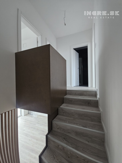 POSLEDNÝ VOĽNÝ BYT - NOVOSTAVBA 4 IZBOVÉ BYTY S PARKOVANÍM A ZÁHRADOU SKOLAUDOVANÉ