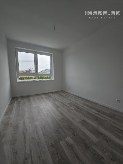 POSLEDNÝ VOĽNÝ BYT - NOVOSTAVBA 4 IZBOVÉ BYTY S PARKOVANÍM A ZÁHRADOU SKOLAUDOVANÉ