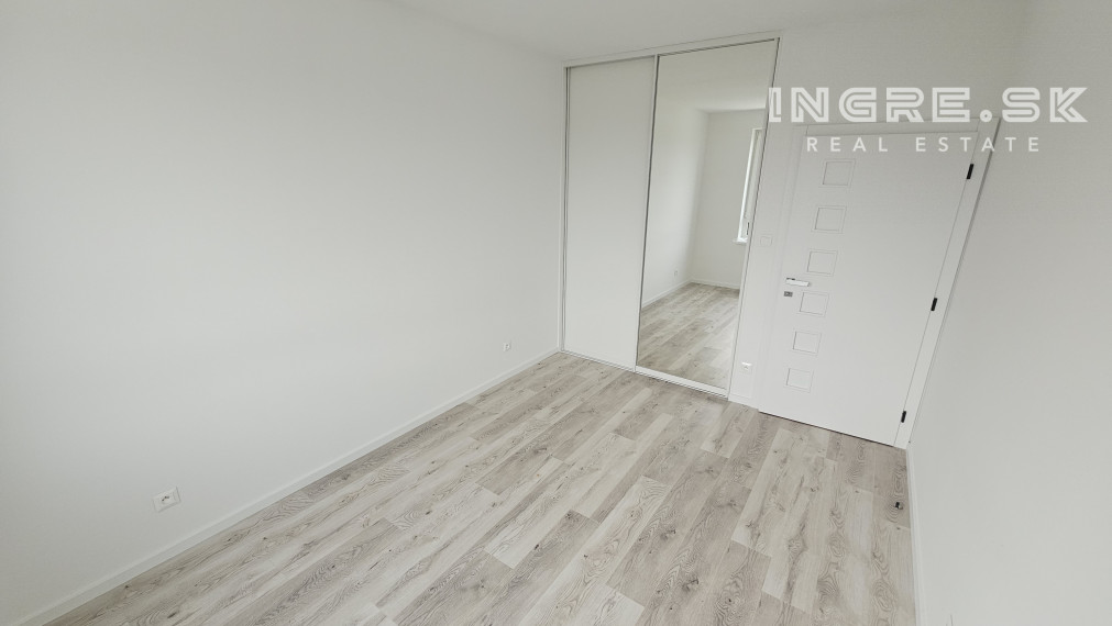 POSLEDNÝ VOĽNÝ BYT - NOVOSTAVBA 4 IZBOVÉ BYTY S PARKOVANÍM A ZÁHRADOU SKOLAUDOVANÉ