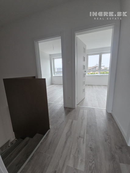 POSLEDNÝ VOĽNÝ BYT - NOVOSTAVBA 4 IZBOVÉ BYTY S PARKOVANÍM A ZÁHRADOU SKOLAUDOVANÉ