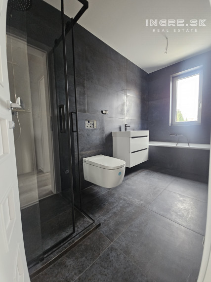 POSLEDNÝ VOĽNÝ BYT - NOVOSTAVBA 4 IZBOVÉ BYTY S PARKOVANÍM A ZÁHRADOU SKOLAUDOVANÉ