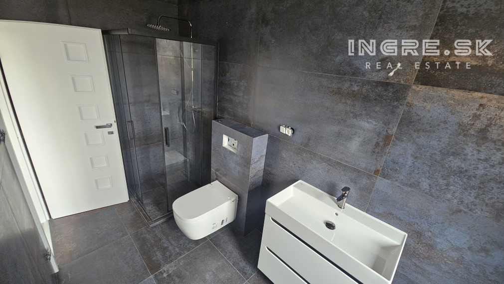 POSLEDNÝ VOĽNÝ BYT - NOVOSTAVBA 4 IZBOVÉ BYTY S PARKOVANÍM A ZÁHRADOU SKOLAUDOVANÉ