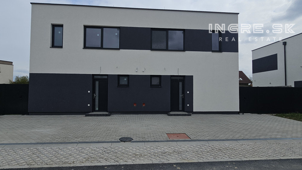 POSLEDNÝ VOĽNÝ BYT - NOVOSTAVBA 4 IZBOVÉ BYTY S PARKOVANÍM A ZÁHRADOU SKOLAUDOVANÉ