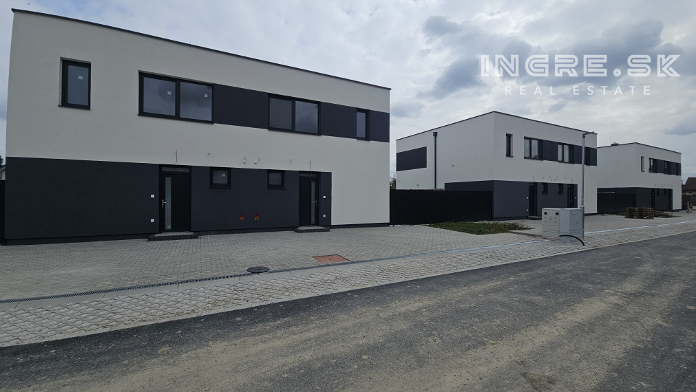 POSLEDNÝ VOĽNÝ BYT - NOVOSTAVBA 4 IZBOVÉ BYTY S PARKOVANÍM A ZÁHRADOU SKOLAUDOVANÉ