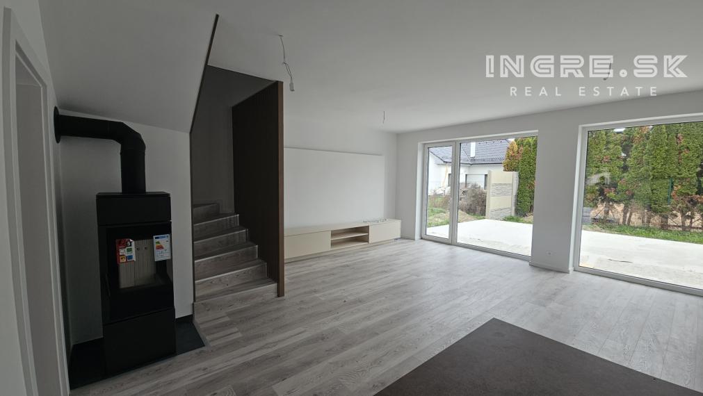 INGRE.SK I NOVOSTAVBA PREDAJ RODINNÉ DOMY S BYTMI PARKING ZÁHRADA obec ROVINKA